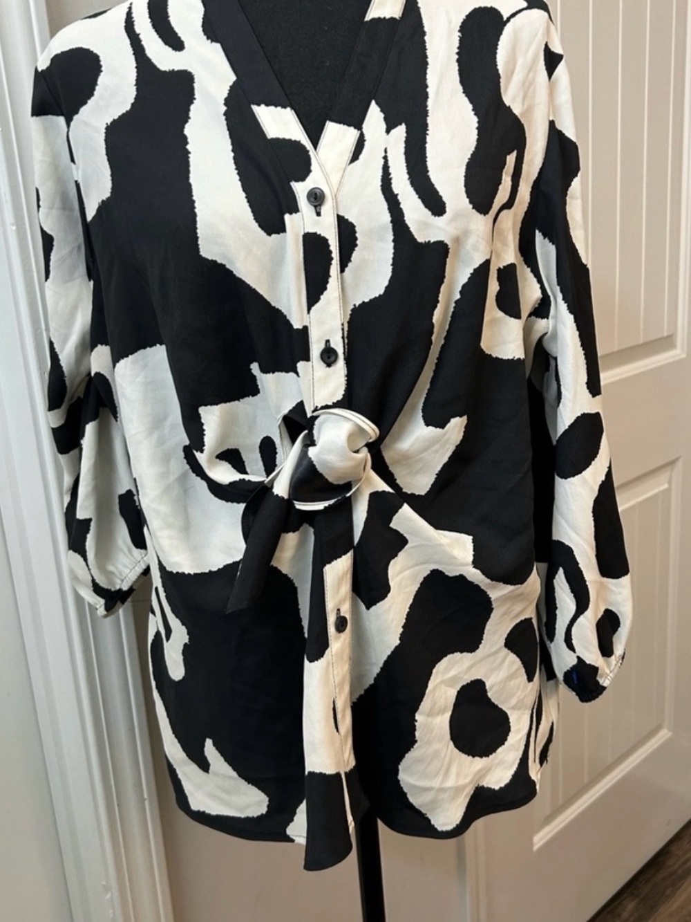 Kasper‎ Black and White Abstract Blouse